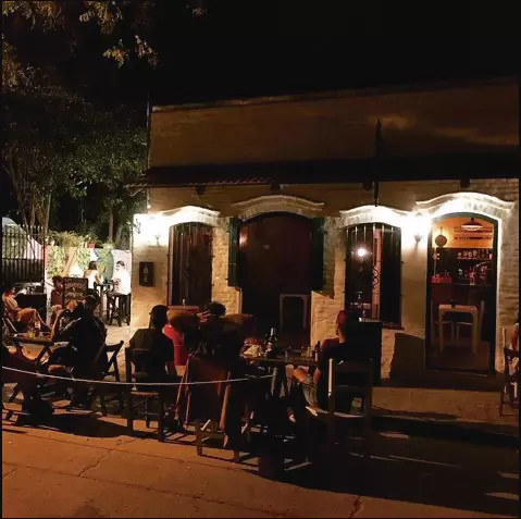 la cuadra - noche de verano - mesas en la vereda - San Antonio de Areco