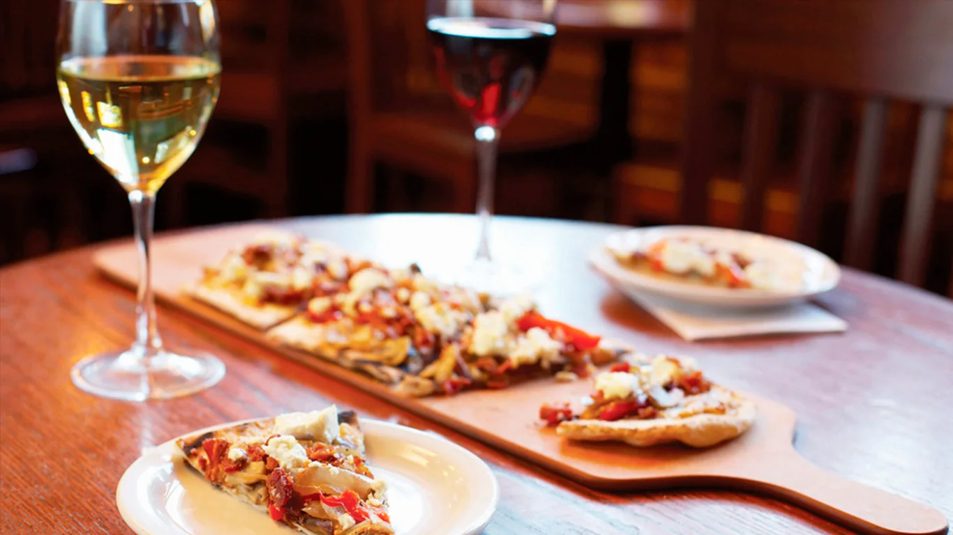 pizza con vino blanco y vino tinto