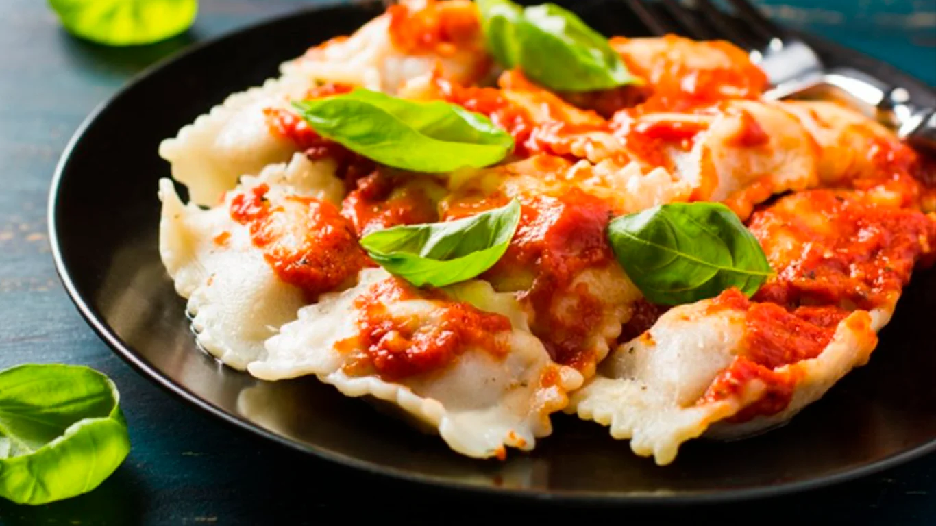 pastas ravioles con salsa